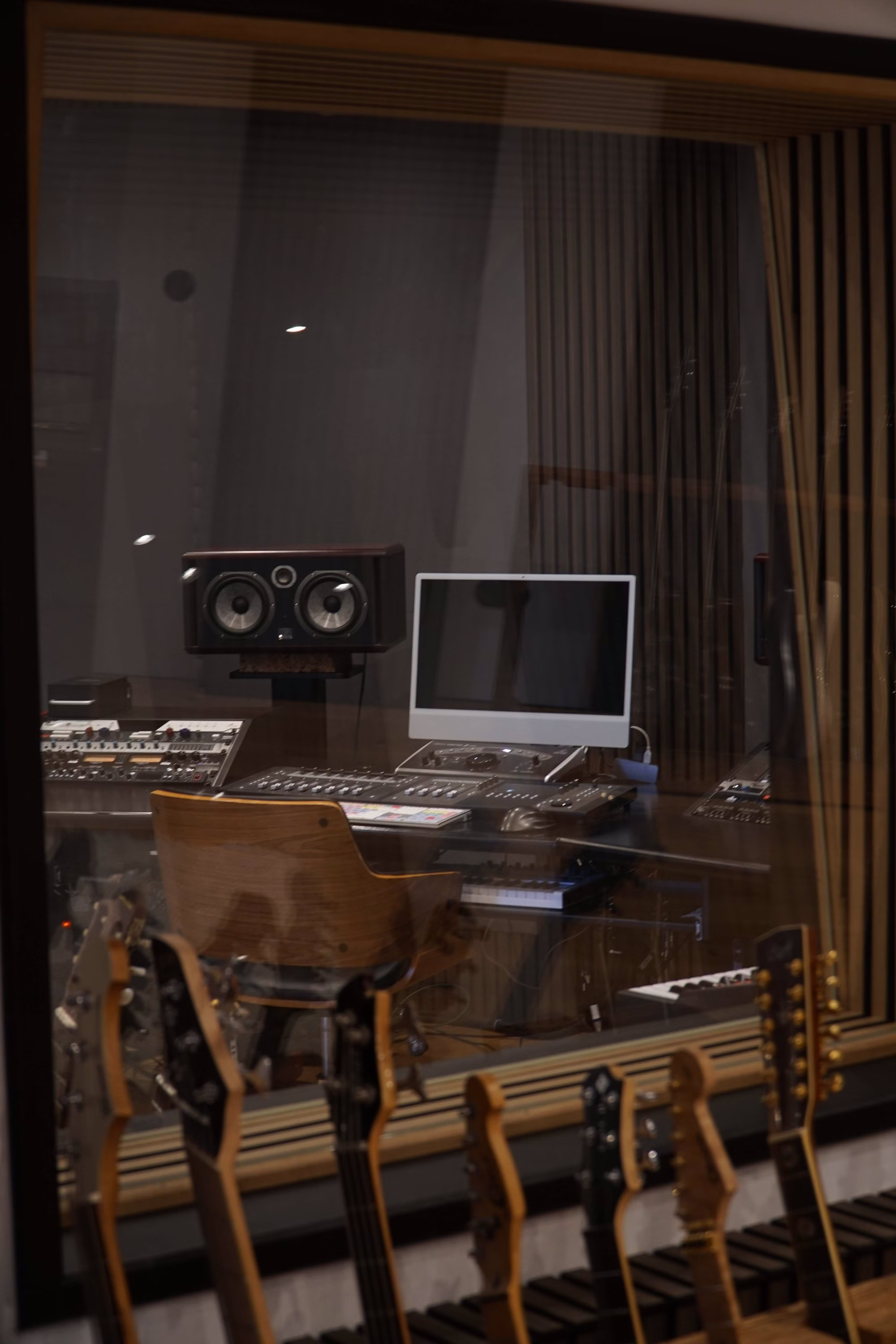 Blacksmith Studio — Atmosphärische Raumaufnahme